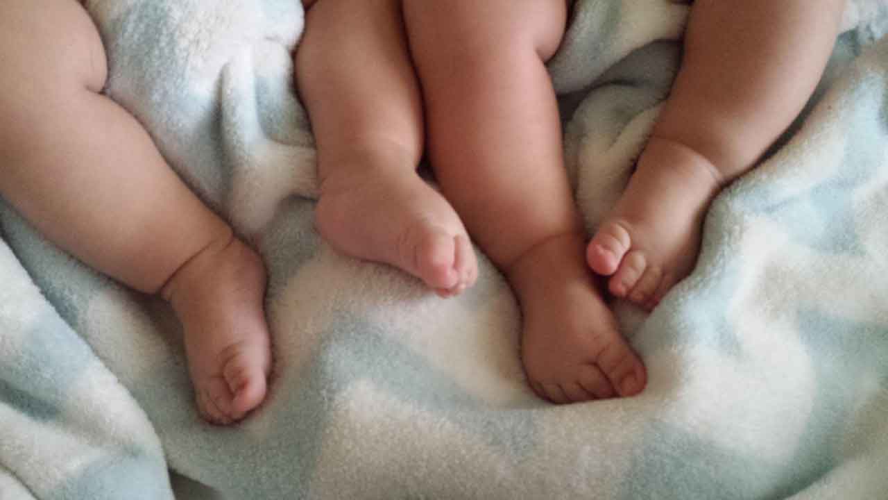 Private Hospitals : ఆసుప‌త్రి సిబ్బంది నిర్లక్ష్యానికి.. ఇంక్యుబేట‌ర్‌లోనే ఇద్దరు చిన్నారులు బలి..