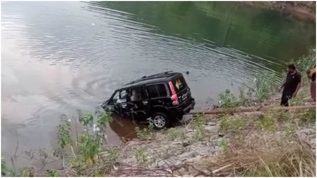 Car Accident: కాలువలోకి దూసుకెళ్ళిన స్కార్పియో