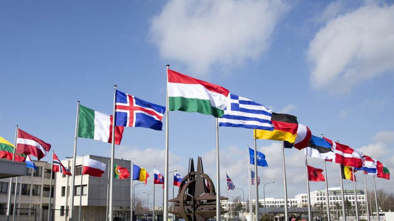 NATO: పుతిన్ హెచ్చరికలు బేఖాతర్… నాటో సభ్యత్వం కోసం స్వీడన్, ఫిన్లాండ్ దరఖాస్తు