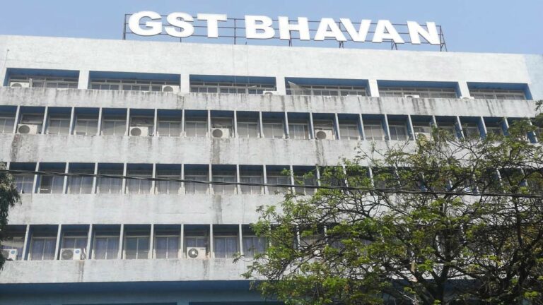 FIR on GST Officers : ఐదుగురు జీఎస్టీ అధికారులపై కేసు నమోదు