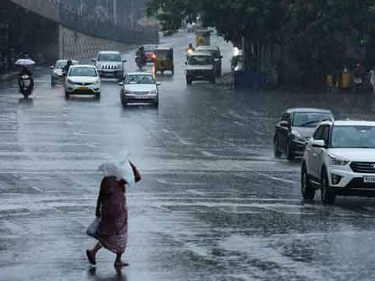 Hyderabad Rain : హైదరాబాద్‌లో భారీ వర్షం.. పలు రోడ్లు జలమయం..