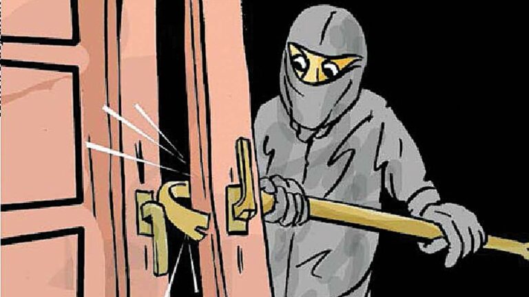 Sanathnagar Robbery : బట్టలిప్పి.. 2 లక్షలు చోరీ.. ఇదేం బుద్దో మరీ..