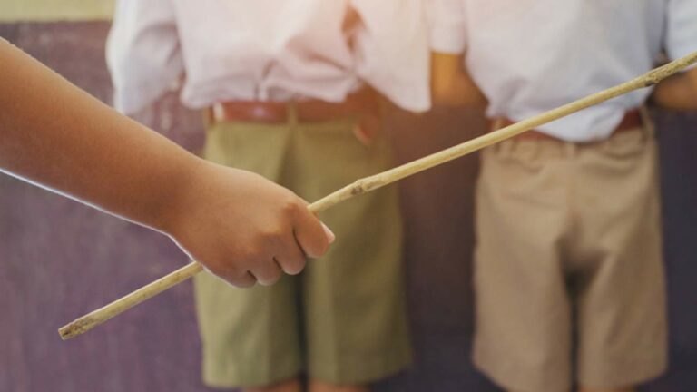 Student Thrashed by Warder: విద్యార్థిపై విచక్షణ రహితంగా వార్డెన్‌ దాడి..