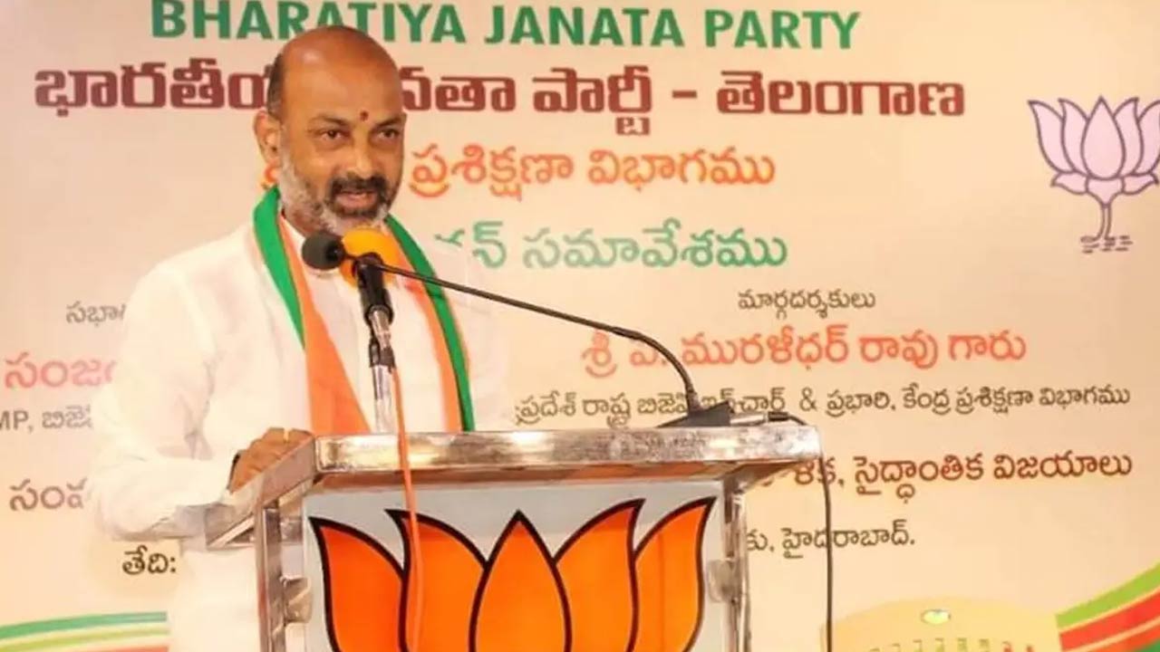 Bandi Sanjay : అధికార ప్రతినిధులపై ఫైర్‌..