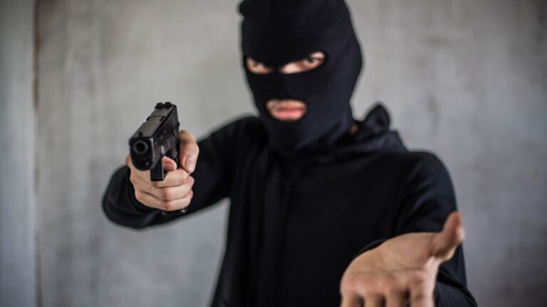 Bank Robbery: శ్రీకాళహస్తిలోని ప్రైవేట్ బ్యాంకులో భారీ దోపిడీ