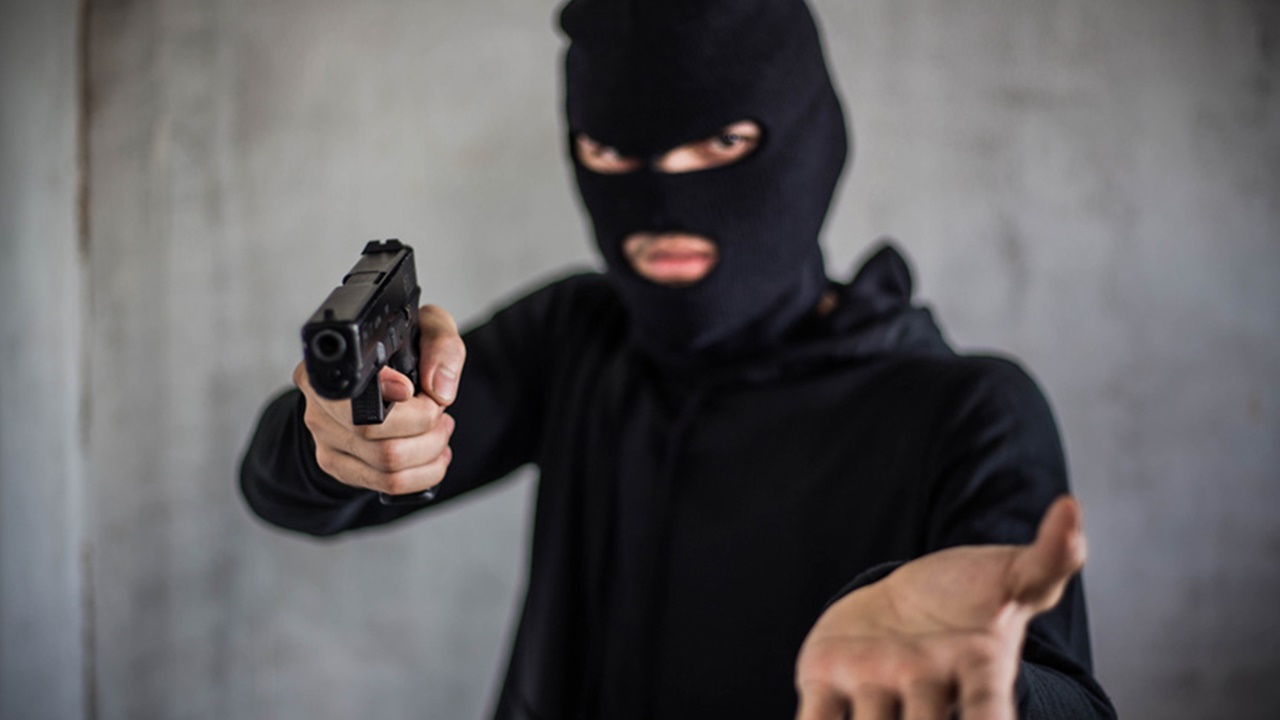 Bank Robbery: శ్రీకాళహస్తిలోని ప్రైవేట్ బ్యాంకులో భారీ దోపిడీ