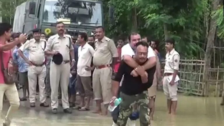 Viral: ఆ మాత్రం నీటిలో నడవలేరా? బీజేపీ ఎమ్మెల్యేపై విమర్శల వర్షం