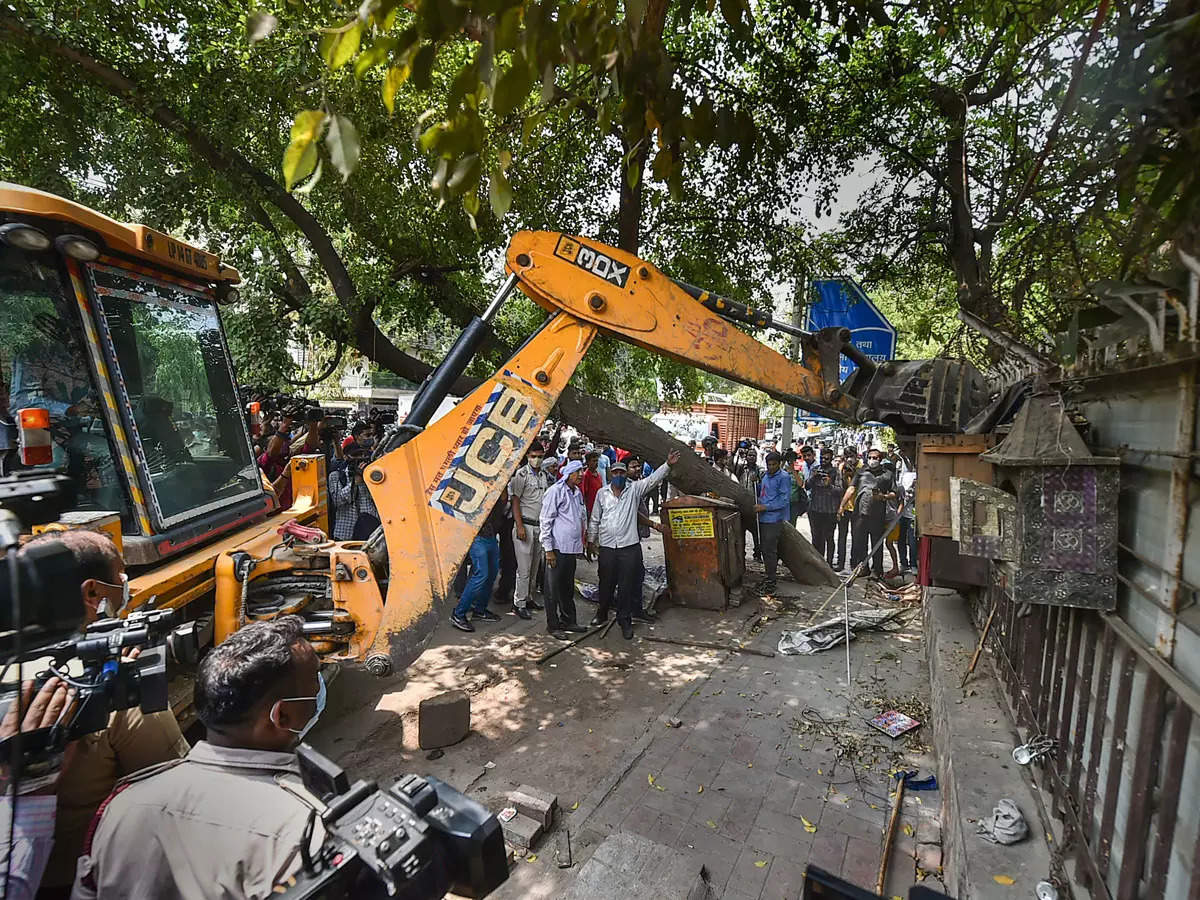 Bulldozer Drive: Tension in Delhi.  Etc. Demolition of occupations