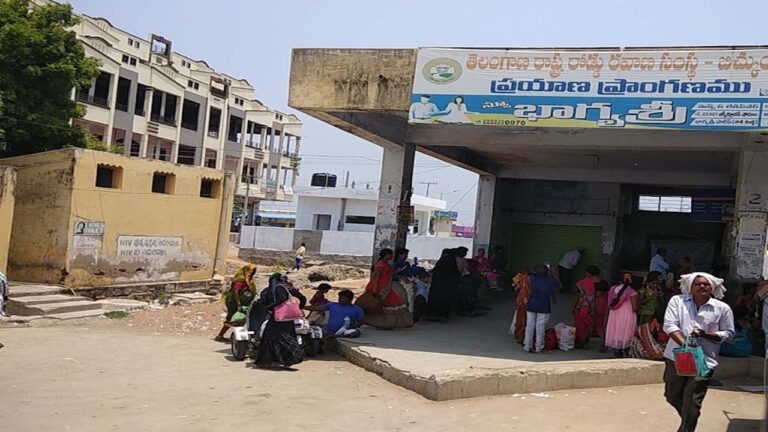 Kamareddy: 10th విద్యార్థుల అవస్థలు.. పరీక్షా సమయానికి రాని బస్సులు