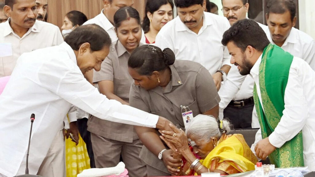 Cm Honored Thimmakka