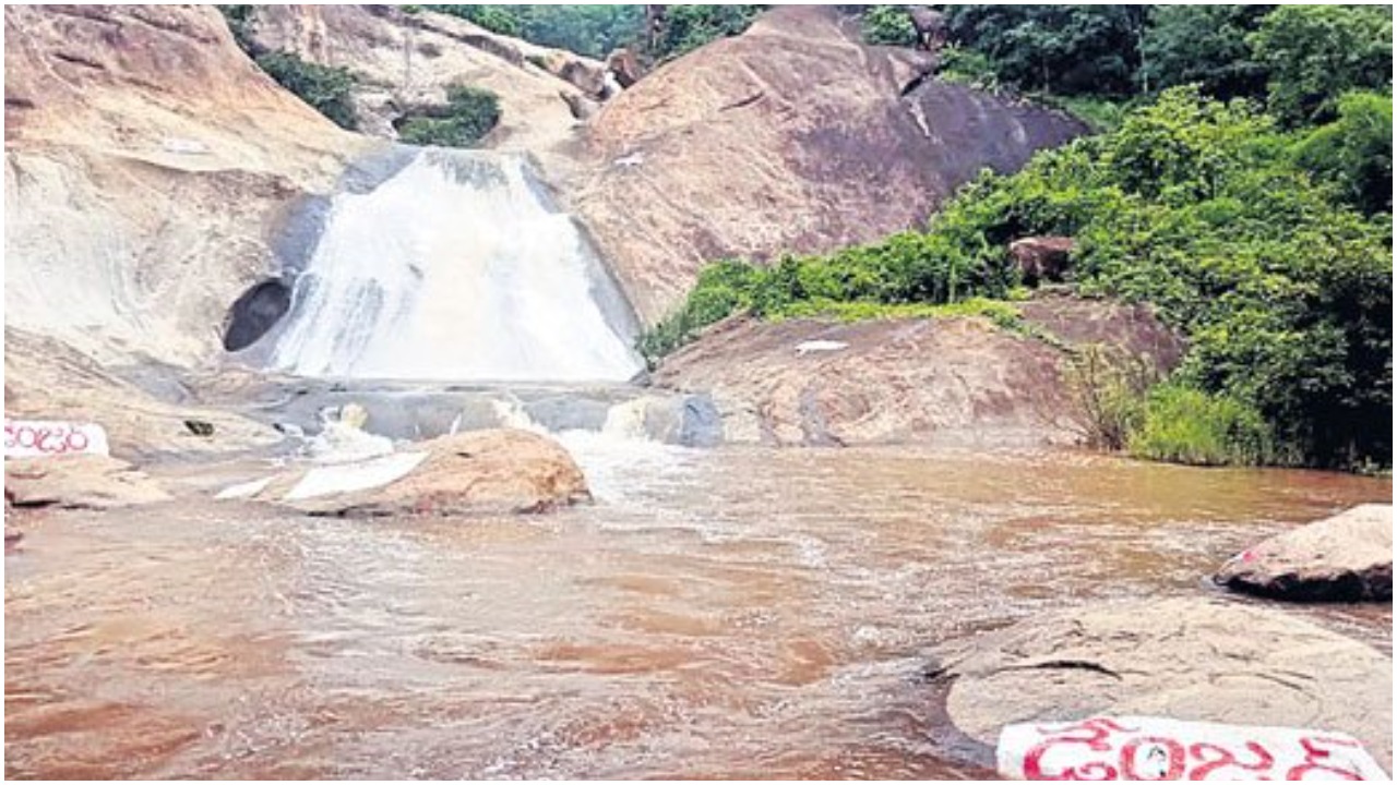 Sariya water Fall: Sariya waterfall as a death cave