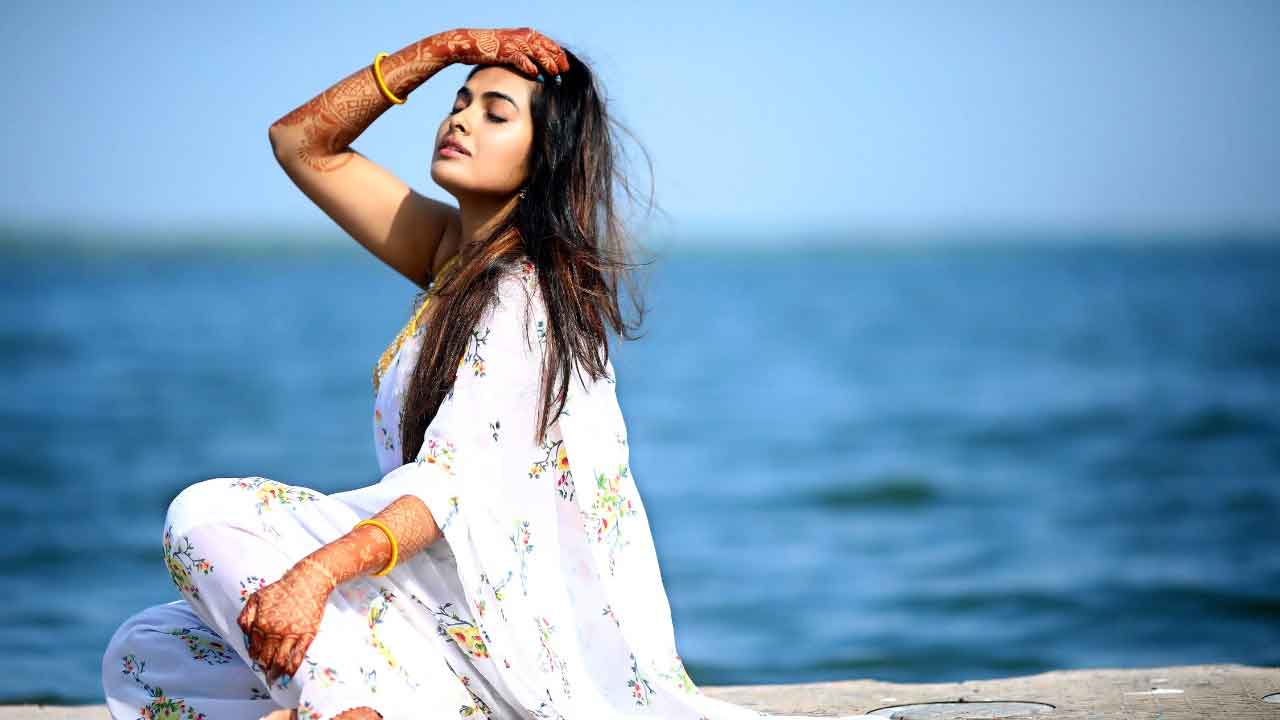 Divi Vadthya: చూపులతో దీపాల.. దేహముతో ధూపాల