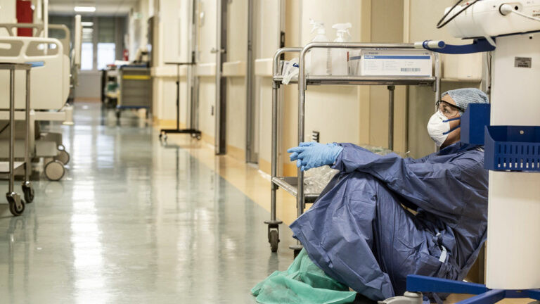 Vikarabad: సెలవు ప్రకటించుకున్న డాక్టర్లు.. రోగుల అవస్థలు