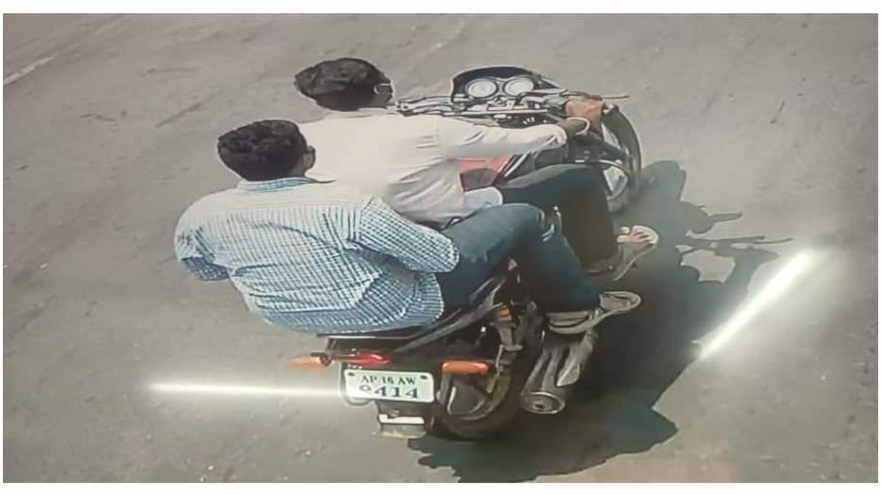 Gold Bag Theft: బైక్ పై వచ్చి సినీ ఫక్కీలో బంగారం బ్యాగ్ చోరీ