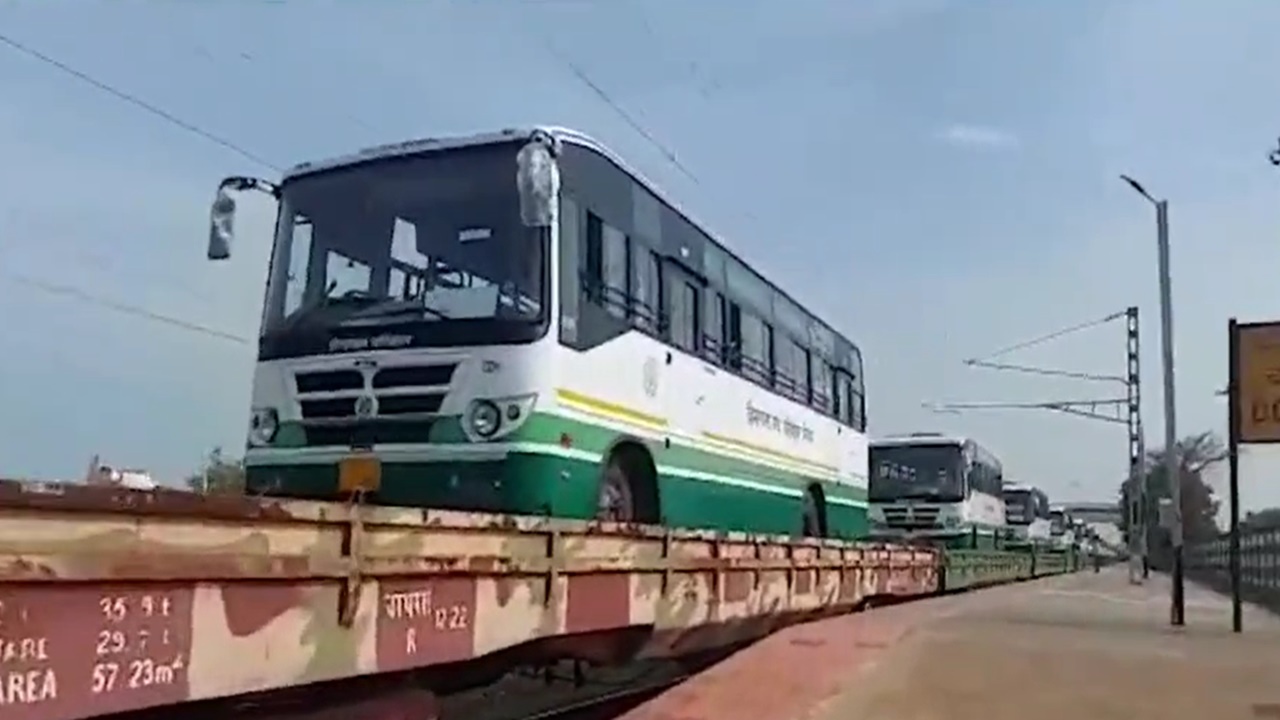 Viral Video: రైలు ఎక్కిన వందలాది ఆర్టీసీ బస్సులు