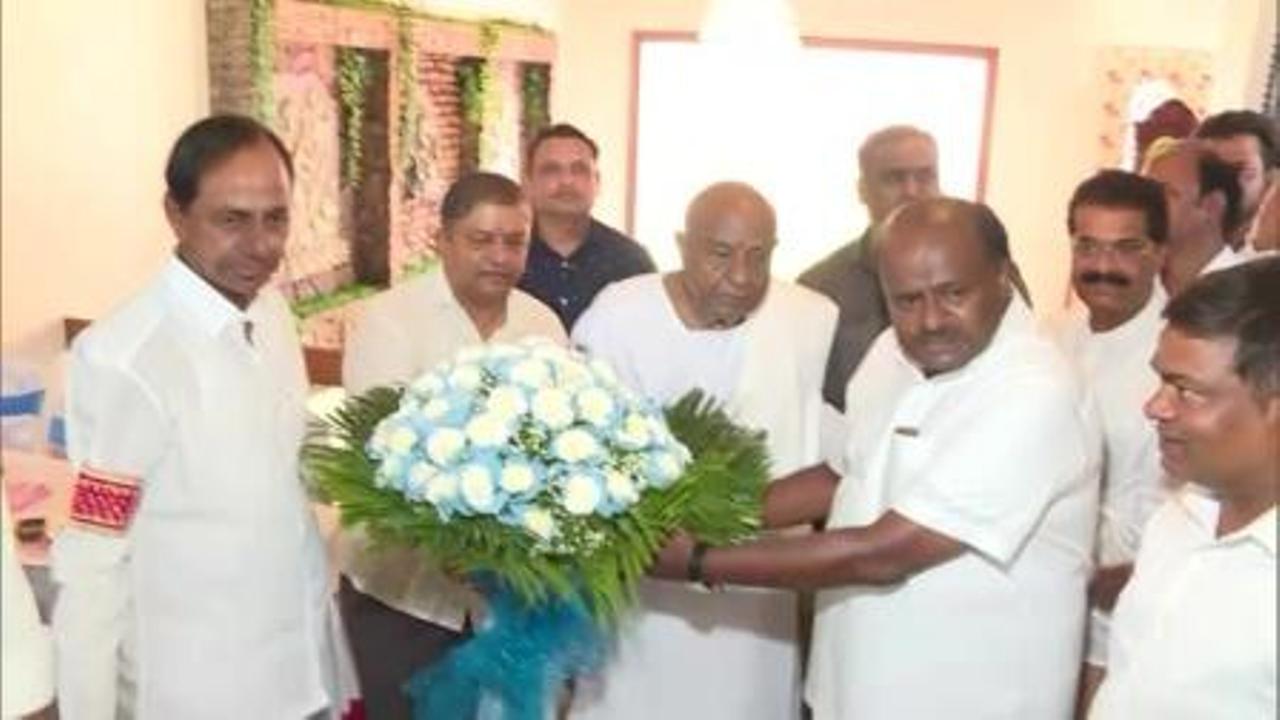 KCR Bengaluru Tour: రెండు, మూడు నెలల్లో సంచలనాలు చూస్తారు