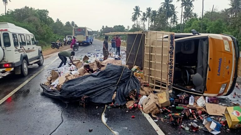 Liquor on Road: మద్యం లారీ బోల్తా.. బాటిళ్ల కోసం పోటీ పడ్డ మందుబాబులు