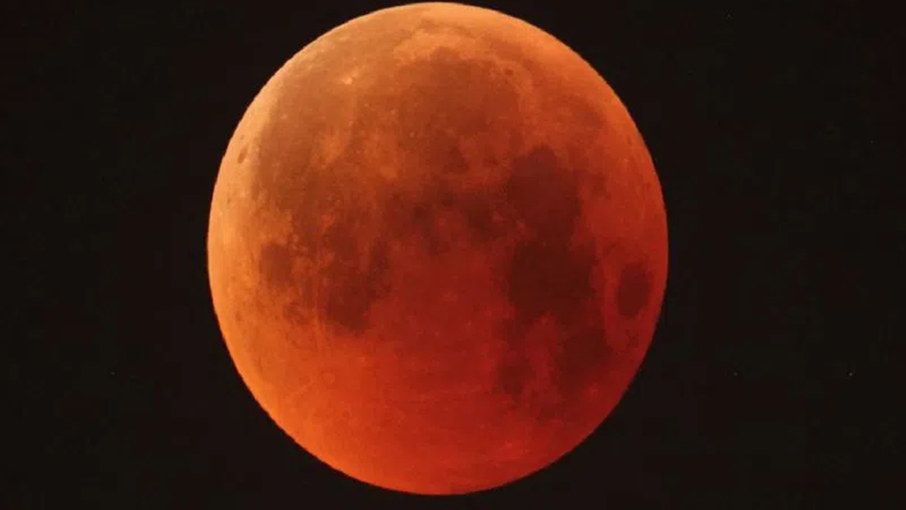 Lunar Eclipse: ఆకాశం.. రుధిరం.. చంద్రుడు.. ఈ ఏడాది ఇదే తొలిసారి