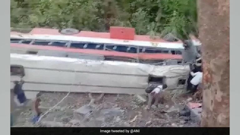 Maharastra:  లోయలో పడ్డ బస్సు.. 15 మందికి తీవ్రగాయాలు