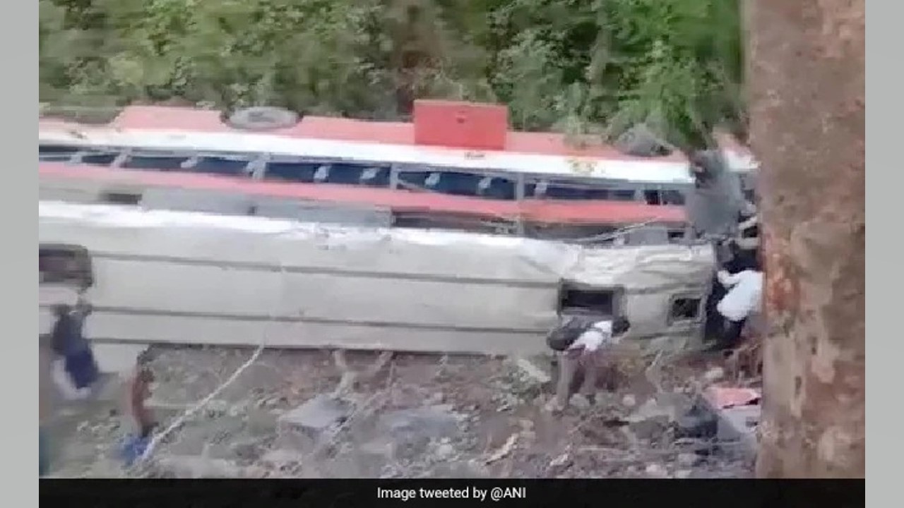 Maharastra:  లోయలో పడ్డ బస్సు.. 15 మందికి తీవ్రగాయాలు