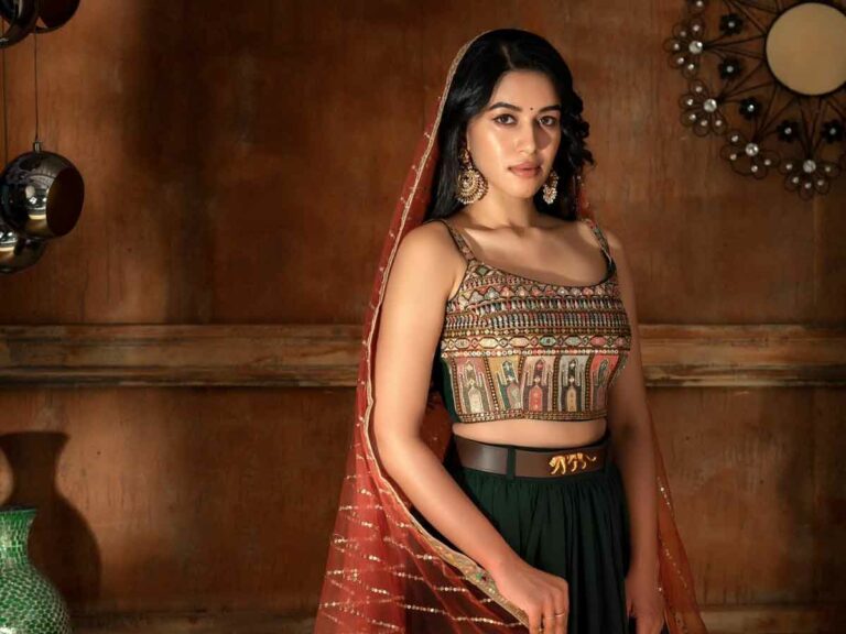 Mirnalini Ravi: కోటలో రాజకుమారి.. ఎవరికోసం ఆ ఎదురుచూపులు