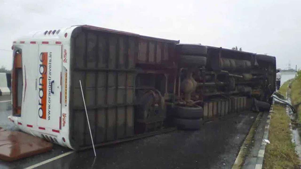 Telanganan:బర్రెను తప్పించబోయి బ‌స్సు బోల్తా..15 మందికి గాయాలు