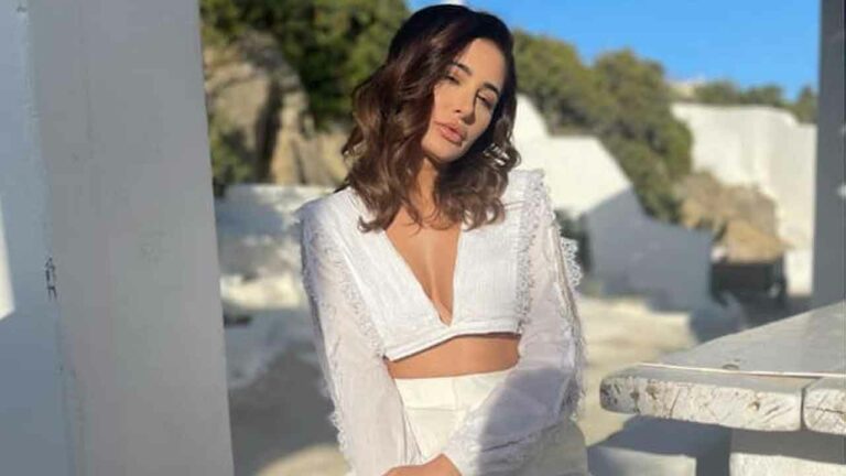 Nargis Fakhri: వైట్ అండ్ వైట్ లో బాలీవుడ్ భామ భంగిమలు.. అదుర్స్