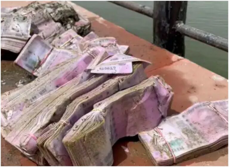 Currency Notes: నదిలో 2వేల నోట్ల కట్టలు.. తర్వాత ఏమైంది?