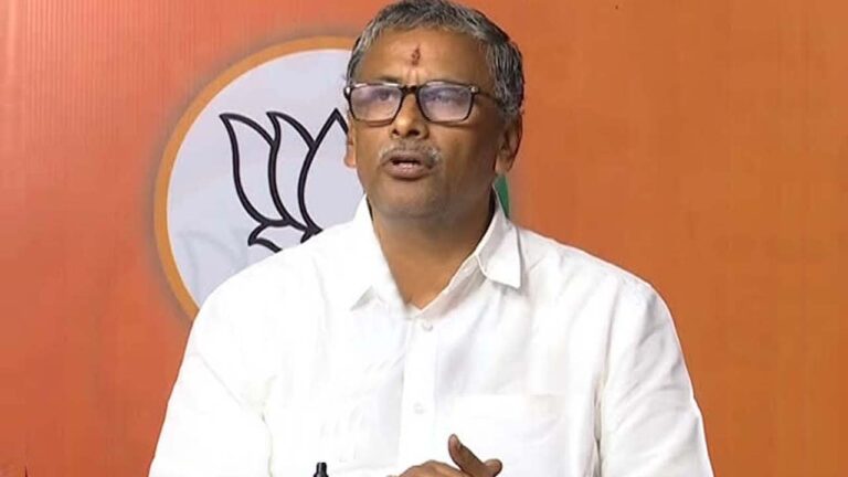 NVSS Prabhakar:తండ్రి కొడుకుల వల్ల పురపాలక శాఖ భ్రష్టు పట్టి పోయింది