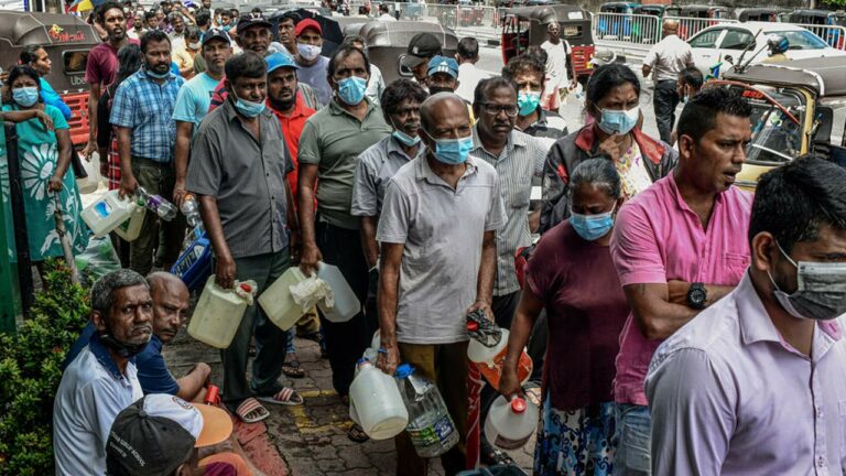 Sri Lanka Economic Crisis : పెట్రోల్‌ కోసం కొట్టకుంటున్న లంక వాసులు..