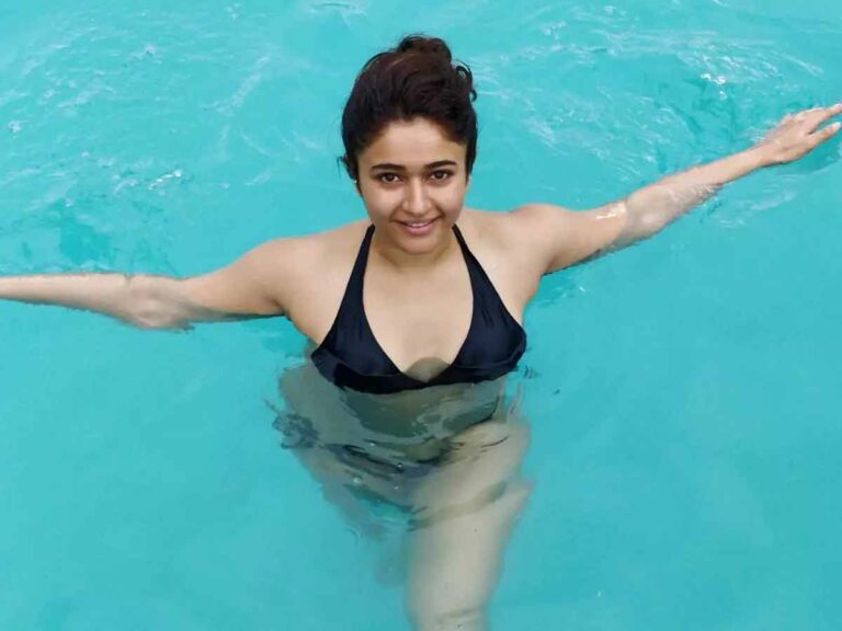 Poonam Bajwa: స్విమ్మింగ్ పూల్ లో హాట్ బ్యూటీ జలకాలాట..