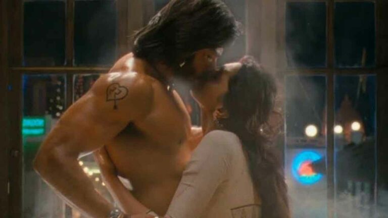 Ranveer- Deepika: శృంగారంలో మునిగితేలుతూ డైరెక్టర్ కట్ చెప్పినా పట్టించుకోలేదట..