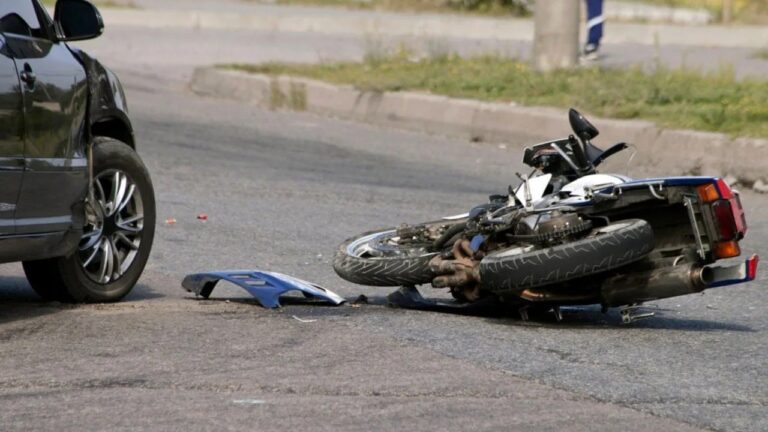 Road Accident: కార్ డోర్ తెరిచి రోడ్డుపై ఉమ్మేశాడు.. ఒకరి మరణానికి కారణం అయ్యాడు