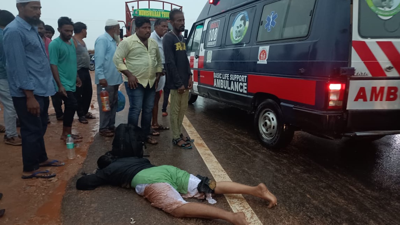 Road Accident: రోడ్డుప్రమాదంలో ఒకే కుటుంబానికి చెందిన ముగ్గురు మృతి