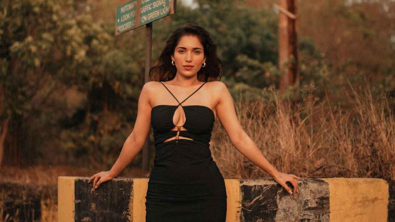 Ruhani Sharma: రోడ్డెక్కి రచ్చ చేస్తున్న ‘డర్టీ హరి’ భామ