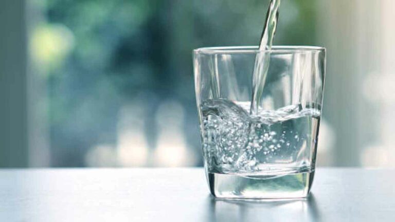 Sanitizer : అధికారుల నిర్లక్ష్యం.. శానిటైజర్‌ తాగిన విద్యార్థులు..