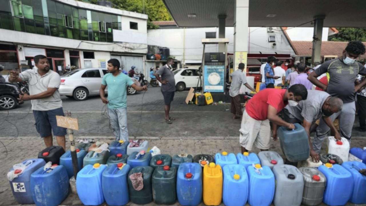 Srilanka Crisis: మరోసారి పెరిగిన పెట్రోల్ ధరలు.. రోడెక్కిన లంక వాసులు