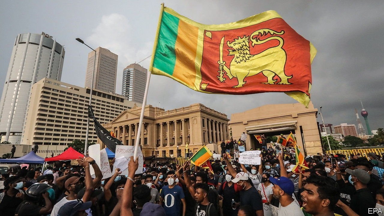 Sri Lanka Crisis: శ్రీలంకలో ఉద్రిక్తత… అధ్యక్షుడు గోటబయ రాజీనామాకు డిమాండ్