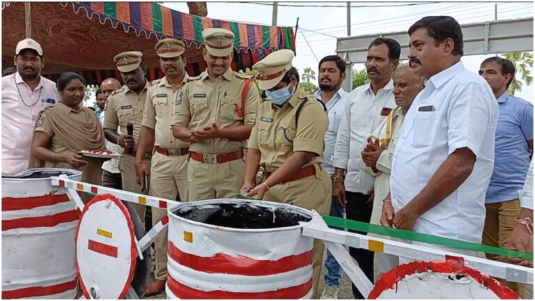 Colorful Speed Breakers: రంగులతో స్పీడ్ బ్రేకర్లు. ప్రమాదాలకు బ్రేకులు