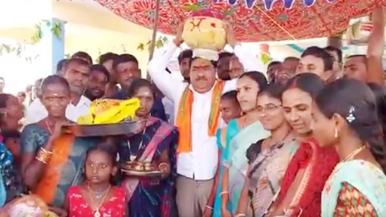 Errabelli Dayakar Rao: కాటమయ్యకు బోనమెత్తిన మంత్రి ఎర్రబెల్లి