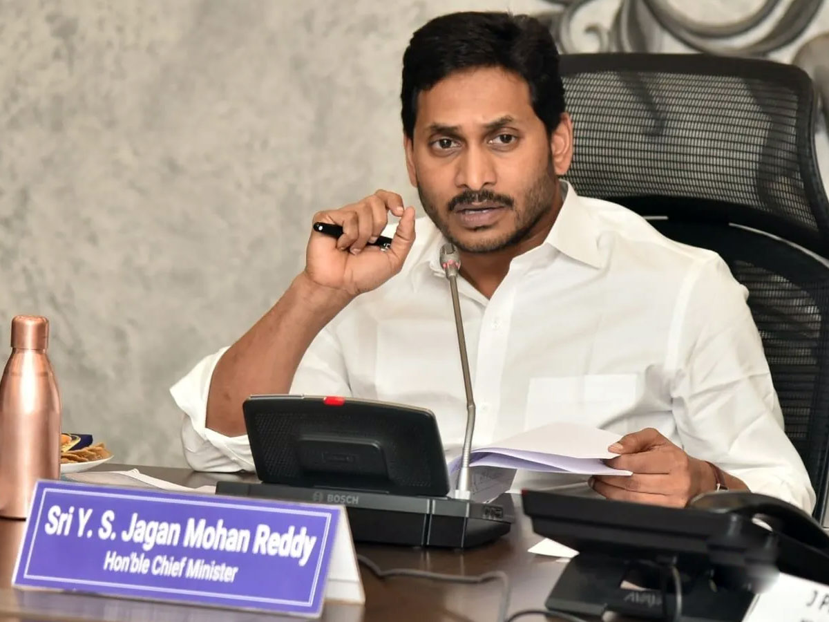 CM Jagan: రోడ్లు, మెట్రో రైలుపై అధికారులకి కీలక ఆదేశాలు