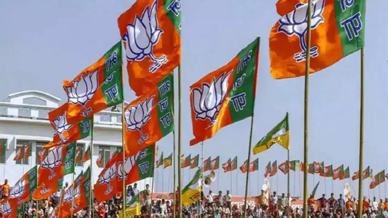 TRS vs BJP : బీజేపీకి షాక్‌.. నలుగురు కాషాయం వీడి గులాబీలోకి..
