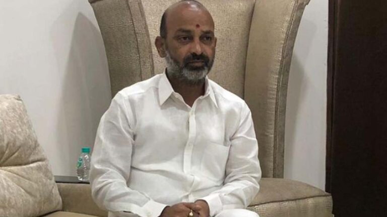 Bandi Sanjay: బండి సంజయ్‌కి షాకిచ్చిన పోలీసులు.. రెండు రోజులకే..!