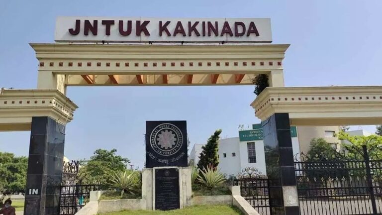 Kakinada JNTU : ఇంటారాక్షన్‌ పేరుతో ర్యాగింగ్‌.. 11 మంది విద్యార్థులు సస్పెండ్‌..
