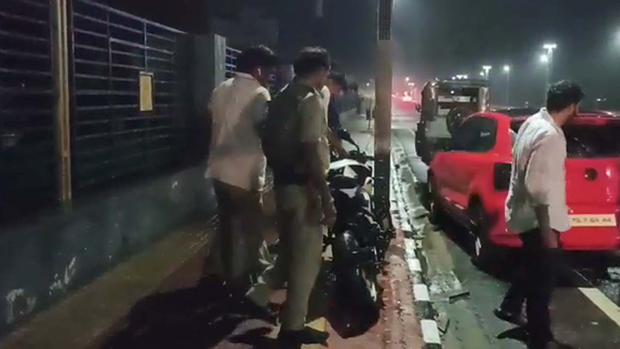 Vizag: ఆర్కే బీచ్‌ రోడ్డులో కారు బీభత్సం