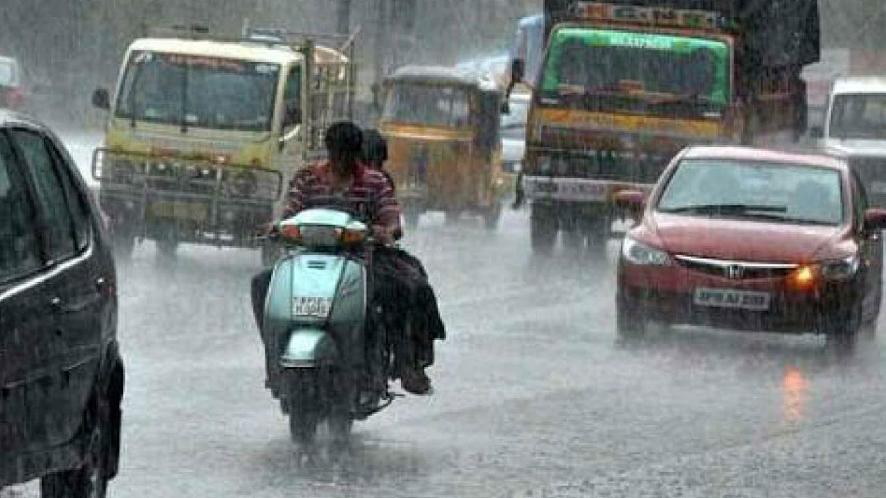 HYD Rains : భాగ్యనగరంలో భారీ వర్షం.. పలు ప్రాంతాలు జలమయం..