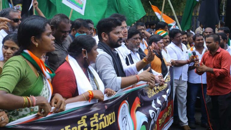 Revanth Reddy : సోనియా గాంధీ మీద ఈగ వాలినా అంతు చూస్తాం