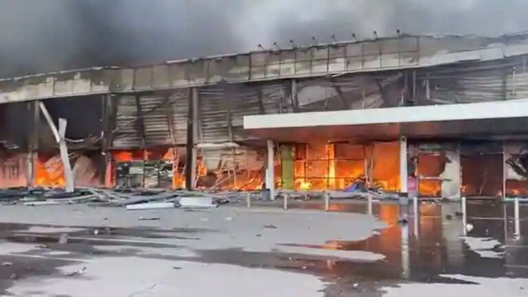 UKRAINE : మంటల్లో షాపింగ్‌ మాల్‌!