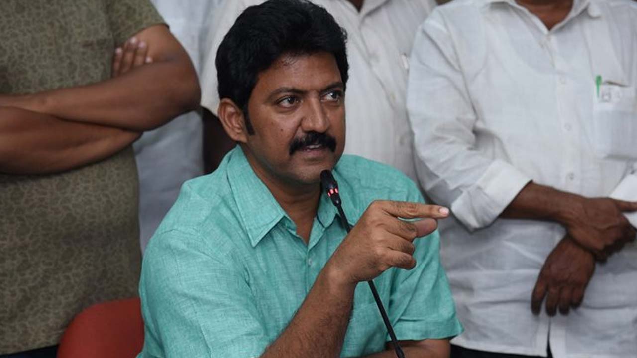 Janasena: ఉద్రిక్తత.. వల్లభనేని వంశీని అడ్డుకున్న జనసేన శ్రేణులు..!