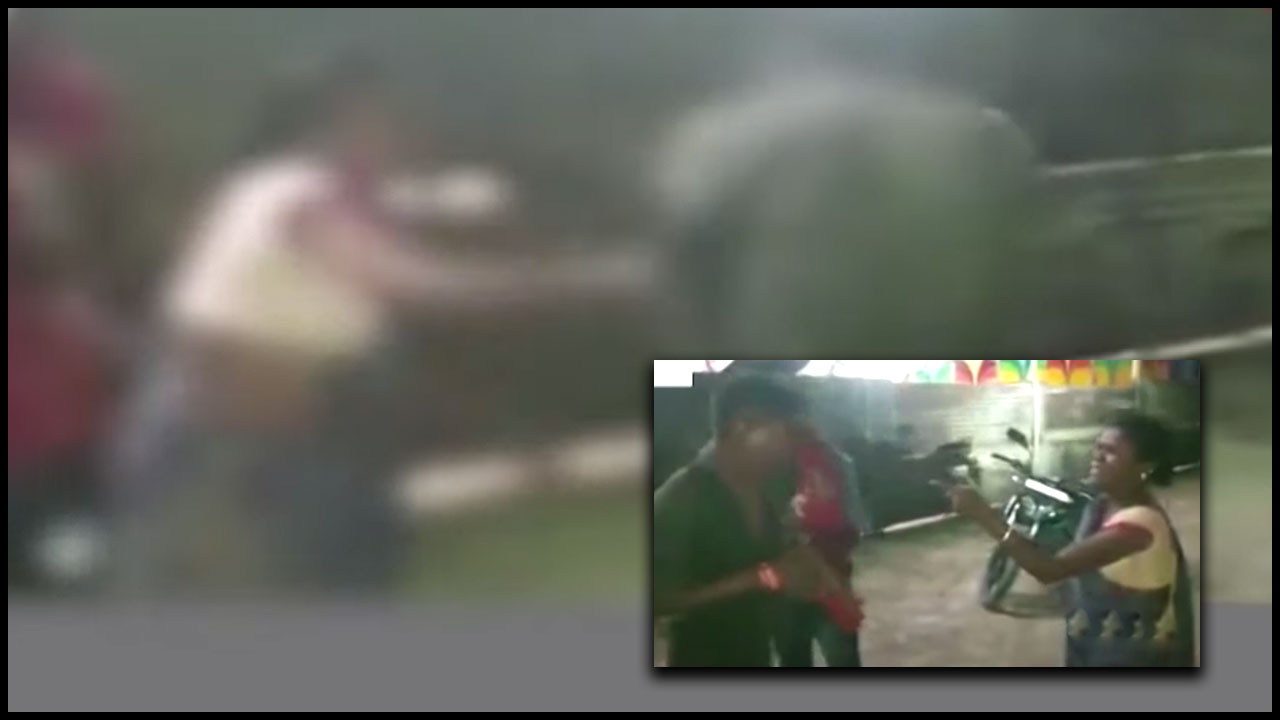 Viral Video: వక్రబుద్ధి చూపించాడు.. చెప్పుతో చితక్కొట్టింది